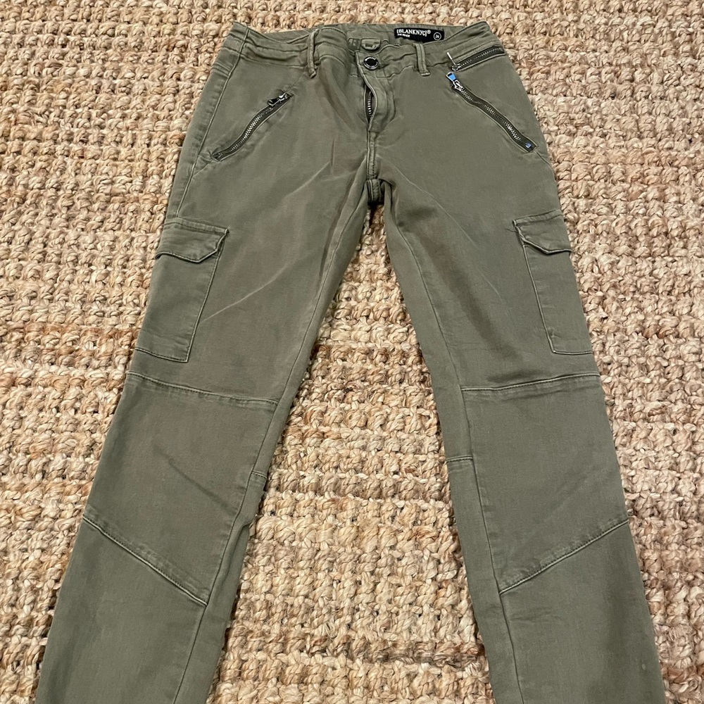 Blank NYC army green The Reade cargo zipper skinny pant, size 26.